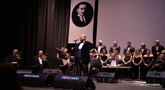 Sağlıkçılar ayakta alkışlandı