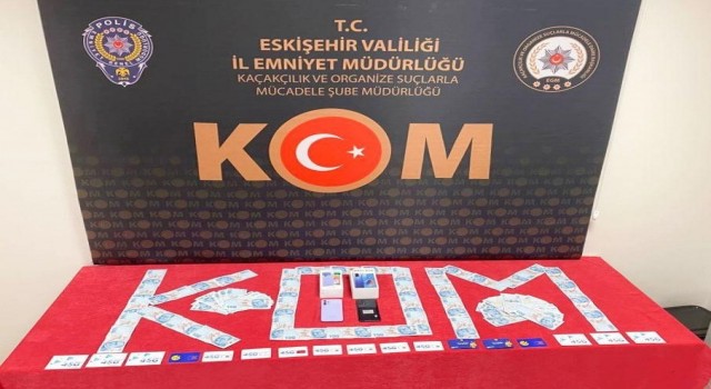 Sahte para ile cep telefonu alan şüpheliler yakalandı