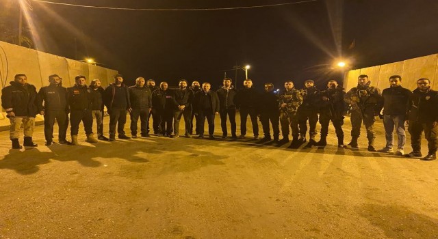 Sahuru uygulama noktasında görevli polislerle yaptı