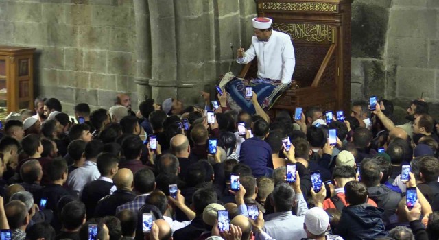 Sakal-ı Şerifi görmek isteyenler izdihama sebep oldu