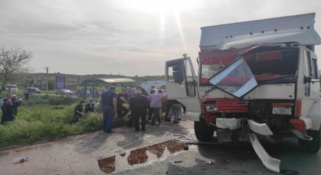 Sakaryada kamyon ile otobüs çarpıştı, çok sayıda yaralı olduğu öğrenildi