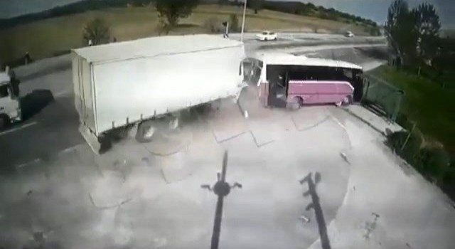 Sakaryada kamyonun yolcu otobüsüne çarptığı feci kaza kamerada