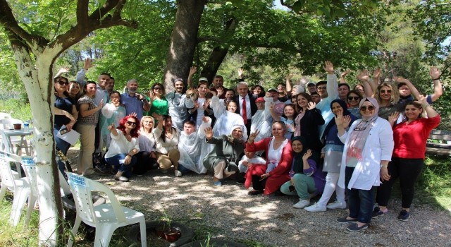 Saksı Düzenlemesi ve Terrarium kursuna katılan down sendromlu çocuklar sertifikalarını aldı