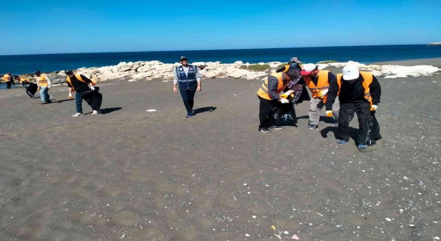 Samandağ sahilinde petrol kalıntıları için temizlik çalışması yapıldı
