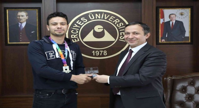 Şampiyon Basketbol Erkek Takımı Sporcularından Rektör Çalışa ziyaret