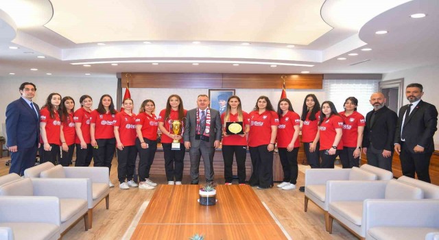 Şampiyon kızlar Vali Elban ve Başkan Karaları gururlandırdı