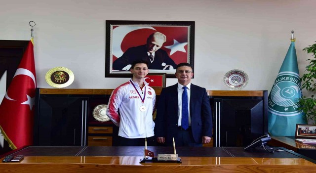 Şampiyon sporcudan, Rektör Prof. Dr. İlter Kuşa ziyaret