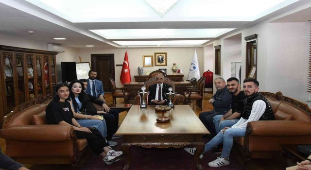 Şampiyon sporcular Rektör Turgut ile bir araya geldi