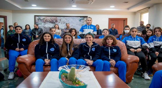 Şampiyon voleybolcu kızlardan Başkan Akaya kupalı teşekkür