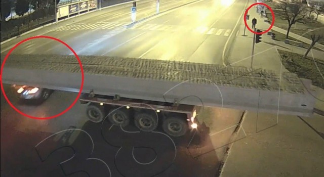 Samsunda cipin hareket halindeki tırın altından geçme anı kamerada