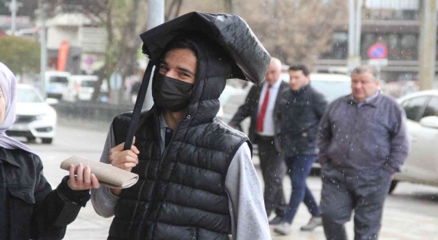 Samsunda gök gürültülü sağanak hazırlıksız yakaladı