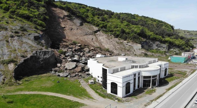 Samsunda heyelan: Dağ akıp geldi