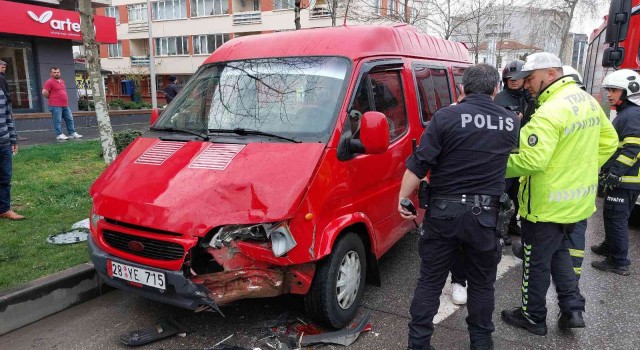 Samsunda minibüs hafif ticari araca çarptı: 1 yaralı