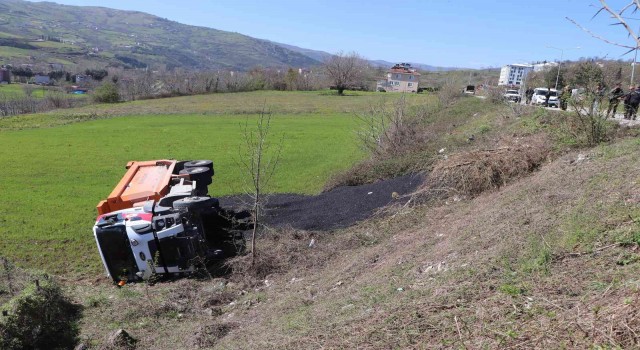 Samsunda sıcak asfalt yüklü kamyon şarampole yuvarlandı: 1 yaralı