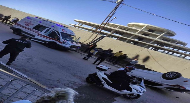 Sancaktepede elektrik direğine çarpan araç takla attı
