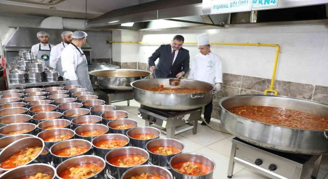 Şanlıurfada iftar öncesi sıcak yemek ikramı yapılıyor