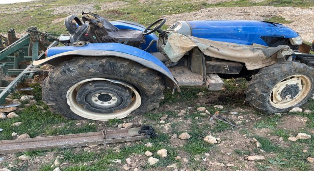 Şanlıurfada traktör devrildi: 1 ölü, 1 yaralı