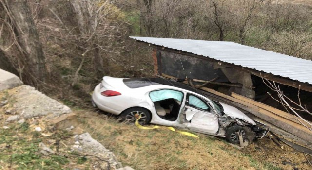 Şarampole uçan otomobil, samanlığın duvarına çarparak durabildi: 1 yaralı