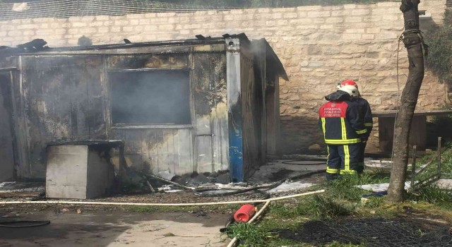 Sarayburnundaki tarihi sur restorasyonu alanında işçi konteynerleri yandı