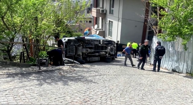 Sarıyerde kamyonet yokuşta devrildi: 2 yaralı