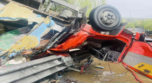 Sarıyerde refüje çarpan kamyonet ters döndü: 3 ağır yaralı