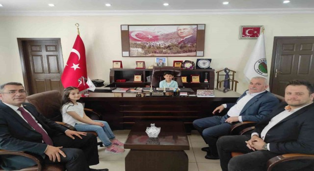 Sasonda yöneticiler koltuklarını öğrenciler bıraktı