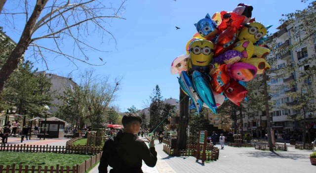 Sattığı balonlarla Eskişehir sokaklarına renk katıyor