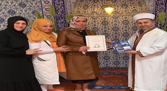 Savaştan kaçarak sığındığı Almanyada müslüman olan 4 çocuk annesi Ukraynalı kadın Ayşe ismini aldı