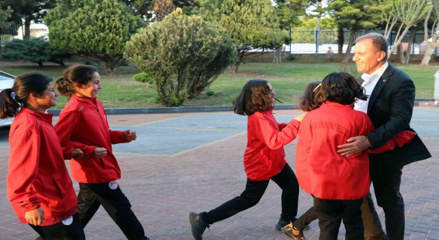 Seçer, Kır Çiçeklerinin başarılı sporcuları ile buluştu