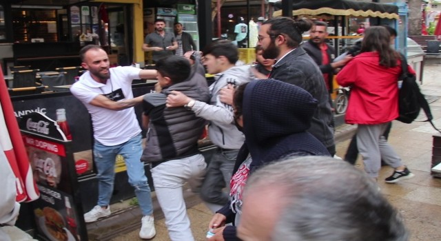 Şehir eşkıyaları önce çocuğu ardından araya giren esnafı tekme tokat dövdü