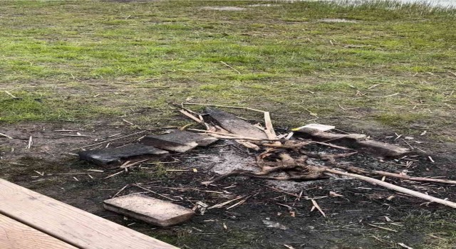 Şehir magandaları piknik masasını yaktı