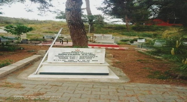 Şehitlikteki bayrakları çaldılar