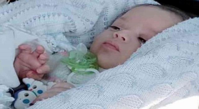 Sehpanın kenarına tutunarak yürümeye çalışırken düşen bebek hayatını kaybetti