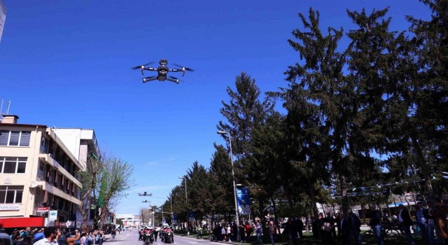 Şehrin göbeğinden havalandı, vatandaş telefona sarıldı