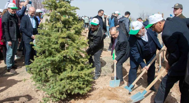 Selçuk Üniversitesinde bin 500 fidan toprakla buluşturuldu