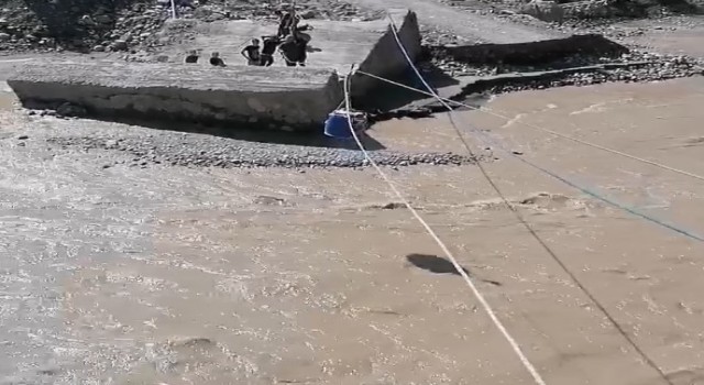Selde köprüleri yıkılın köylüler, çay üzerine çektikleri halatla ihtiyaçlarını gideriyor