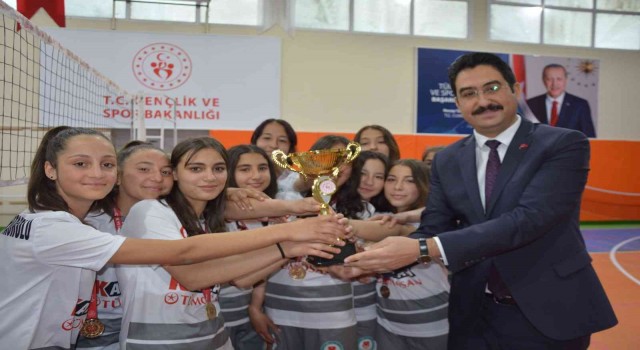 Selendide voleybol turnuvasının şampiyonları belli oldu