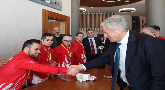 Servet Yardımcı, dünya üçüncüsü Down Futsal Milli Takımı ile bir araya geldi