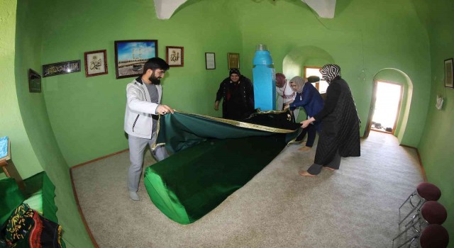 Seydişehirdeki Şeyh Memiş Efendi Türbesi sandukasının yeni örtüsü KOMEKten