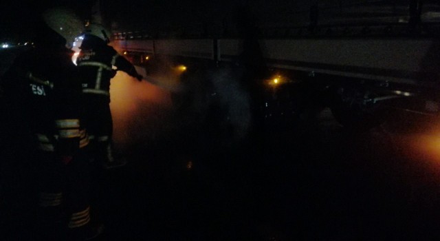 Seyir halinde lastiği yanan tır itfaiye ekiplerince söndürüldü