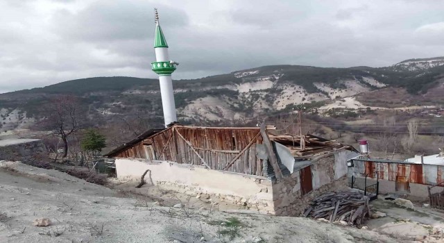 Şiddetli rüzgar caminin çatısını uçurdu