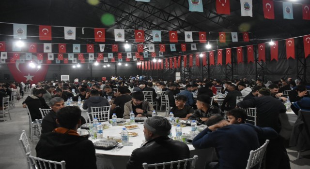 Siirt Belediyesinden Ramazan ayı boyunca iftar çadırında bin kişilik yemek
