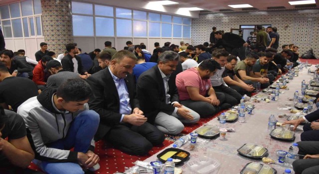 Siirt Valisi Hacıbektaşoğlu, üniversiteli öğrencilerle iftarda bir araya geldi