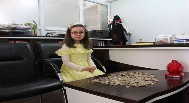 Siirtte 6 yaşındaki öğrenci kumbarasını yetim çocuklar için açtı