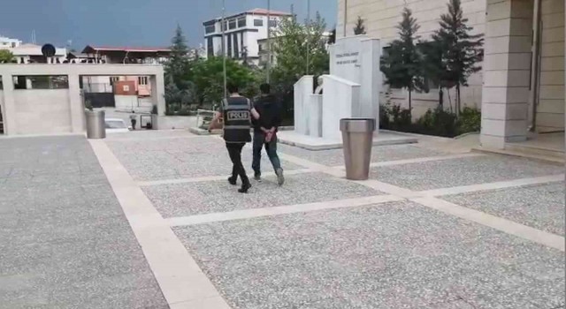Siirtte otomobilden çanta çalan hırsız tutuklandı
