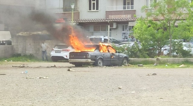 Siirtte park halindeki bir otomobil yandı