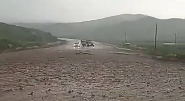 Siirtte sel oldu, araçlar mahsur kaldı