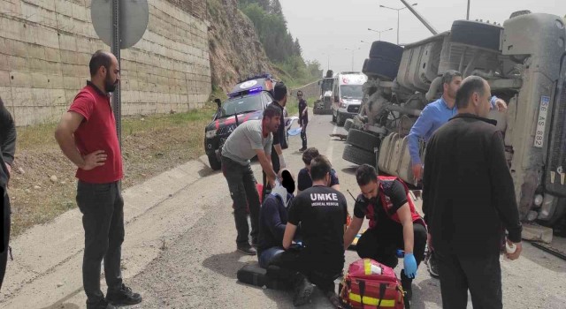 Siirtte viraj alamayan beton mikseri devrildi: 1 yaralı