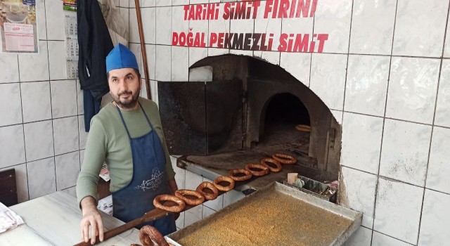 Simit ustaları, 110 yıllık tarihi simit fırınında sıcağa rağmen orucunu aksatmıyor