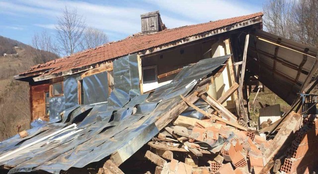 Sinopta heyelan: 1 ev yıkıldı, 5 ev kullanılamaz hale geldi